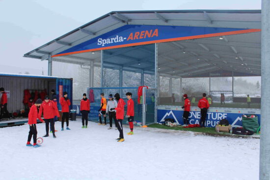 Die McArena ist durch das große Dach geschützt vor Regen, Hagel und Schnee. Die Sportler finden eine trockene und optimale Sportstätte.